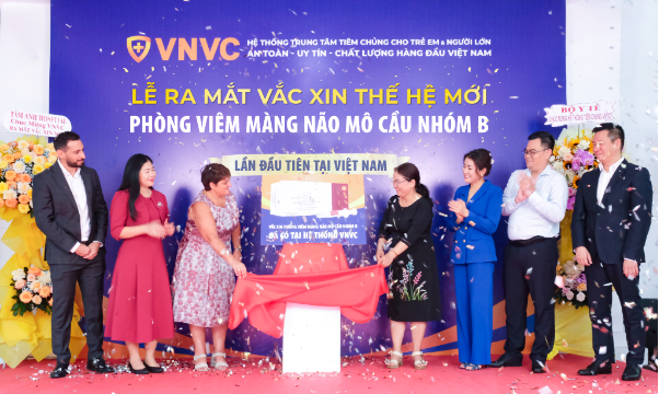 Mẹ bỉm háo hức đưa con đi tiêm vắc-xin não mô cầu mới lần đầu ở Việt Nam - Ảnh 3.
