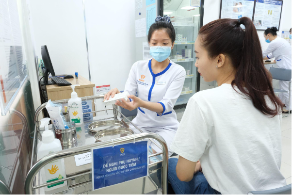 Mẹ bỉm háo hức đưa con đi tiêm vắc-xin não mô cầu mới lần đầu ở Việt Nam - Ảnh 5.