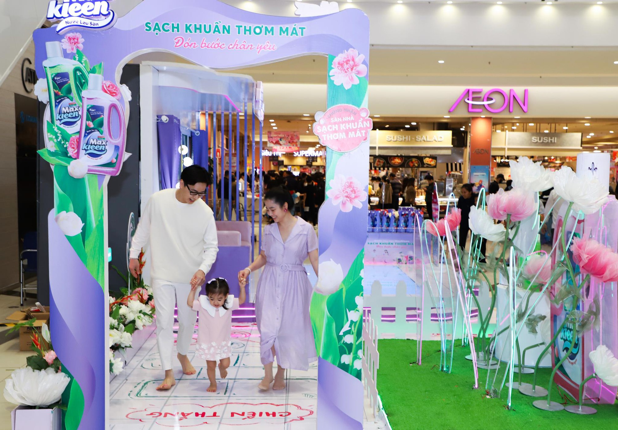 Đi chân trần trong mall: Nước lau sàn MaxKleen mang đến trải nghiệm “độc lạ” với sự tham gia của các gia đình nổi tiếng - Ảnh 6.