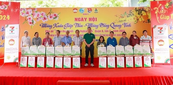 7-Eleven Việt Nam trao quà Tết cho các hộ gia đình khó khăn - Ảnh 1.