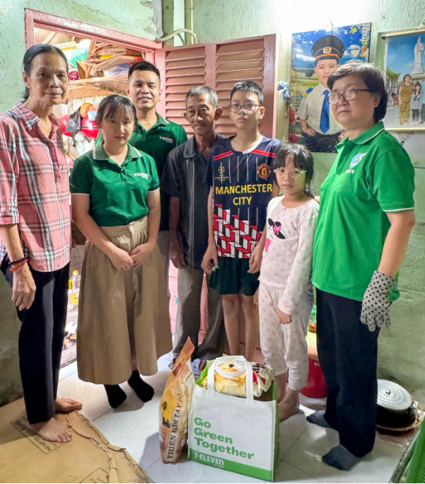 7-Eleven Việt Nam trao quà Tết cho hộ gia đình khó khăn - Ảnh 3.