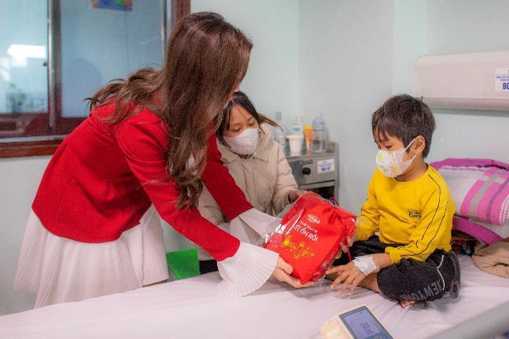 “Tết ổn” từ Lifebuoy sưởi ấm cho hàng trăm bệnh nhi tại Hà Nội - Ảnh 8.
