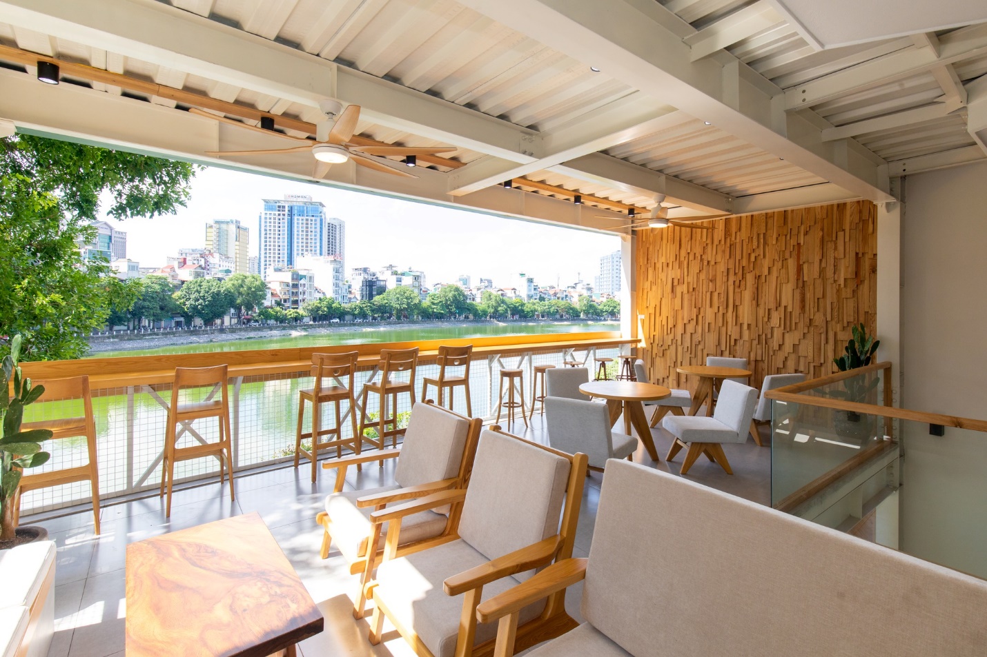Khám phá quán cafe 7 tầng siêu chill bắt trọn view hồ Hoàng Cầu - Ảnh 1.
