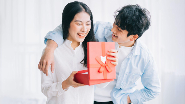 Nổi tiếng với sự lãng mạn, đàn ông Hàn Quốc tặng gì cho vợ ngày Valentine? - Ảnh 1.
