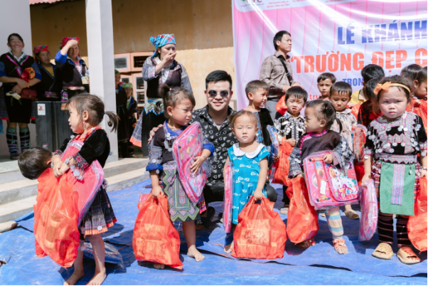 Trần Hồng Sơn: Được giúp đỡ trẻ em nghèo vùng cao là điều hạnh phúc nhất - Ảnh 1.