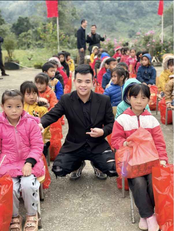 Trần Hồng Sơn: Được giúp đỡ trẻ em nghèo vùng cao là điều hạnh phúc nhất - Ảnh 4.
