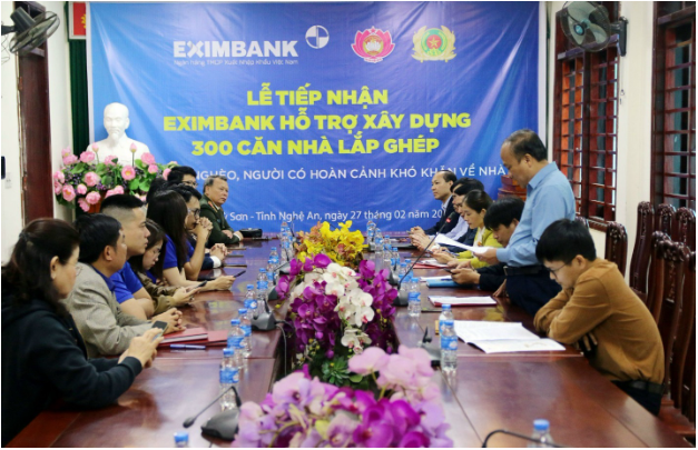 Eximbank trao tặng nhà lắp ghép cho hộ nghèo huyện biên giới Kỳ Sơn - Ảnh 2.