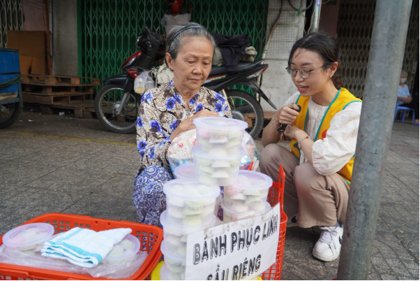 Quỹ Trăng Khuyết và Hội Người cao tuổi phát thẻ BHYT miễn phí cho người lao động lớn tuổi - Ảnh 2.