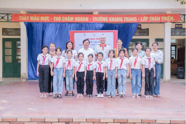 VSP trao tặng 15 bộ máy tính cho trường TH – THCS Tam Văn Thanh Hóa - Ảnh 2.