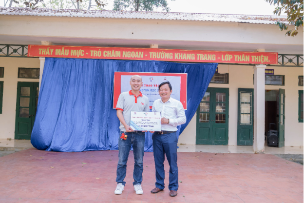 VSP trao tặng 15 bộ máy tính cho trường TH – THCS Tam Văn Thanh Hóa - Ảnh 3.