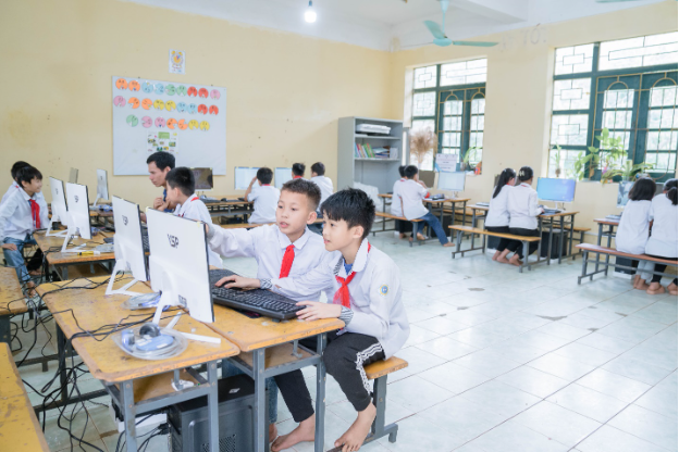 VSP trao tặng 15 bộ máy tính cho trường TH – THCS Tam Văn Thanh Hóa - Ảnh 4.