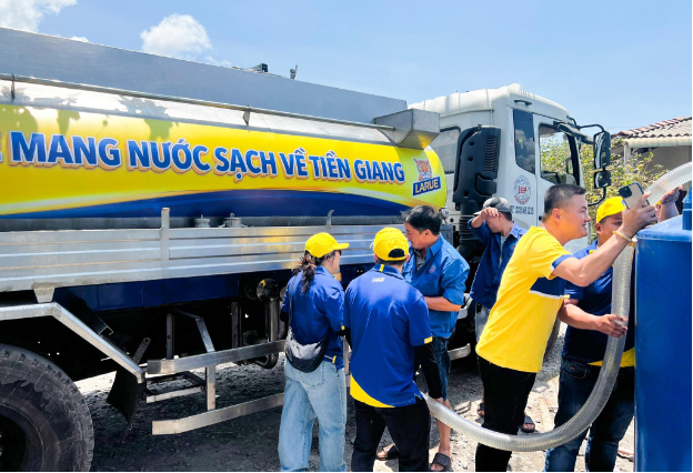 Larue hỗ trợ mang nước sinh hoạt cho người dân Tiền Giang - Ảnh 1.