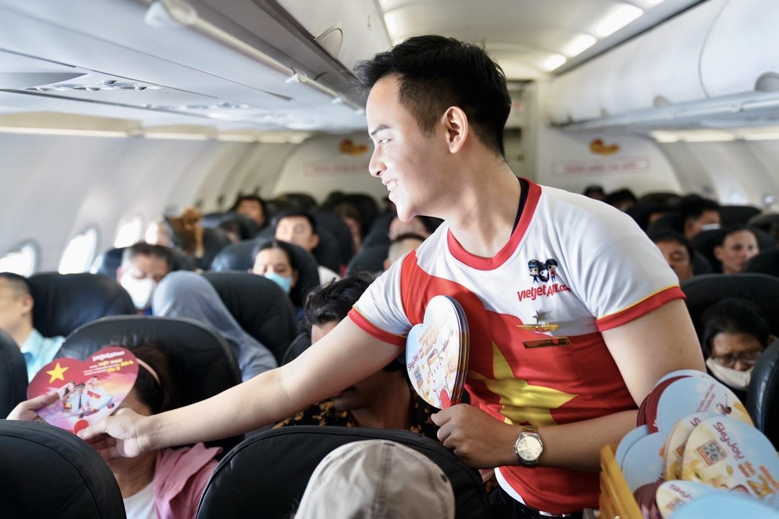 Những chuyến bay rực rỡ cờ đỏ sao vàng dịp lễ 30/4 - 1/5- Ảnh 8. Những chuyến bay rực rỡ cờ đỏ sao vàng dịp lễ 30/4 - 1/5- Ảnh 8.