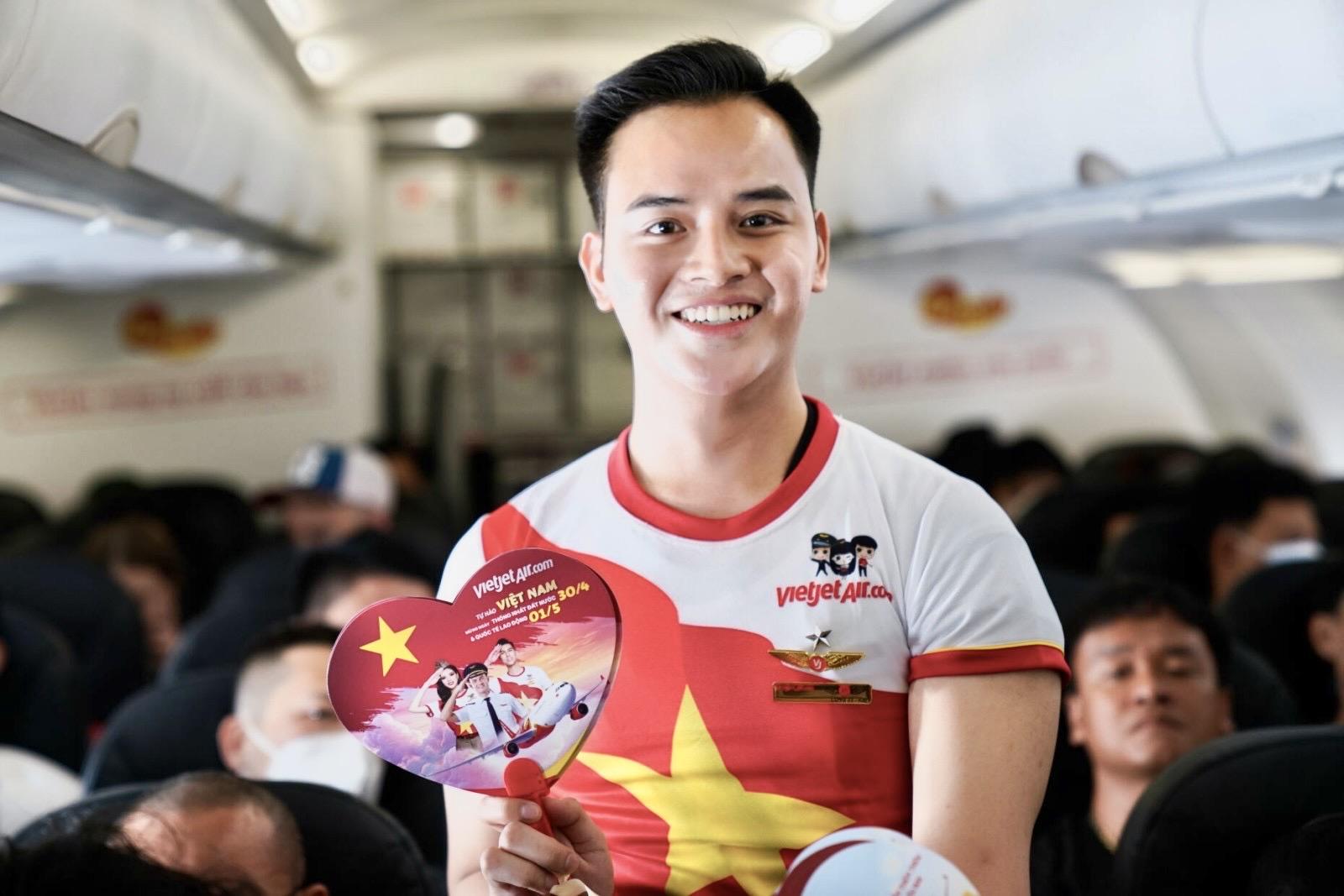 Những chuyến bay rực rỡ cờ đỏ sao vàng dịp lễ 30/4 - 1/5- Ảnh 6. Những chuyến bay rực rỡ cờ đỏ sao vàng dịp lễ 30/4 - 1/5- Ảnh 6.