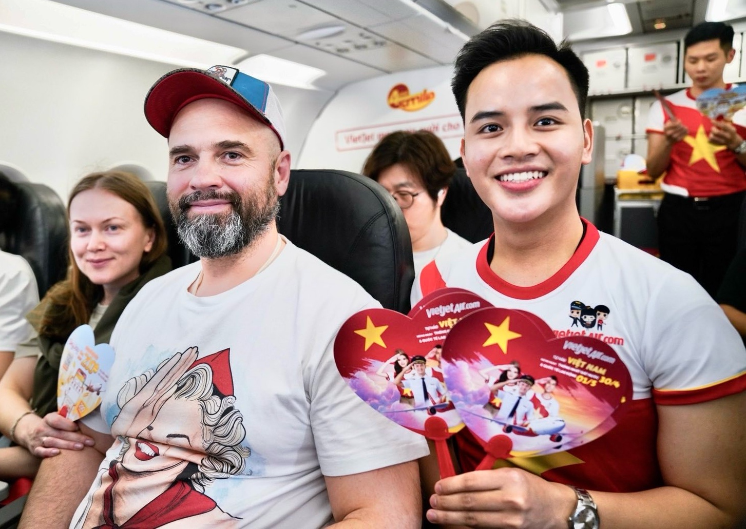 Những chuyến bay rực rỡ cờ đỏ sao vàng dịp lễ 30/4 - 1/5- Ảnh 7. Những chuyến bay rực rỡ cờ đỏ sao vàng dịp lễ 30/4 - 1/5- Ảnh 7.
