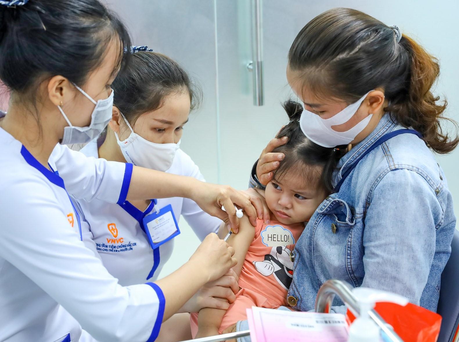 Cảnh giác căn bệnh nguy hiểm gia tăng trong mùa nóng, nhiều gia đình đi tiêm combo vắc xin bảo vệ não - Ảnh 3.