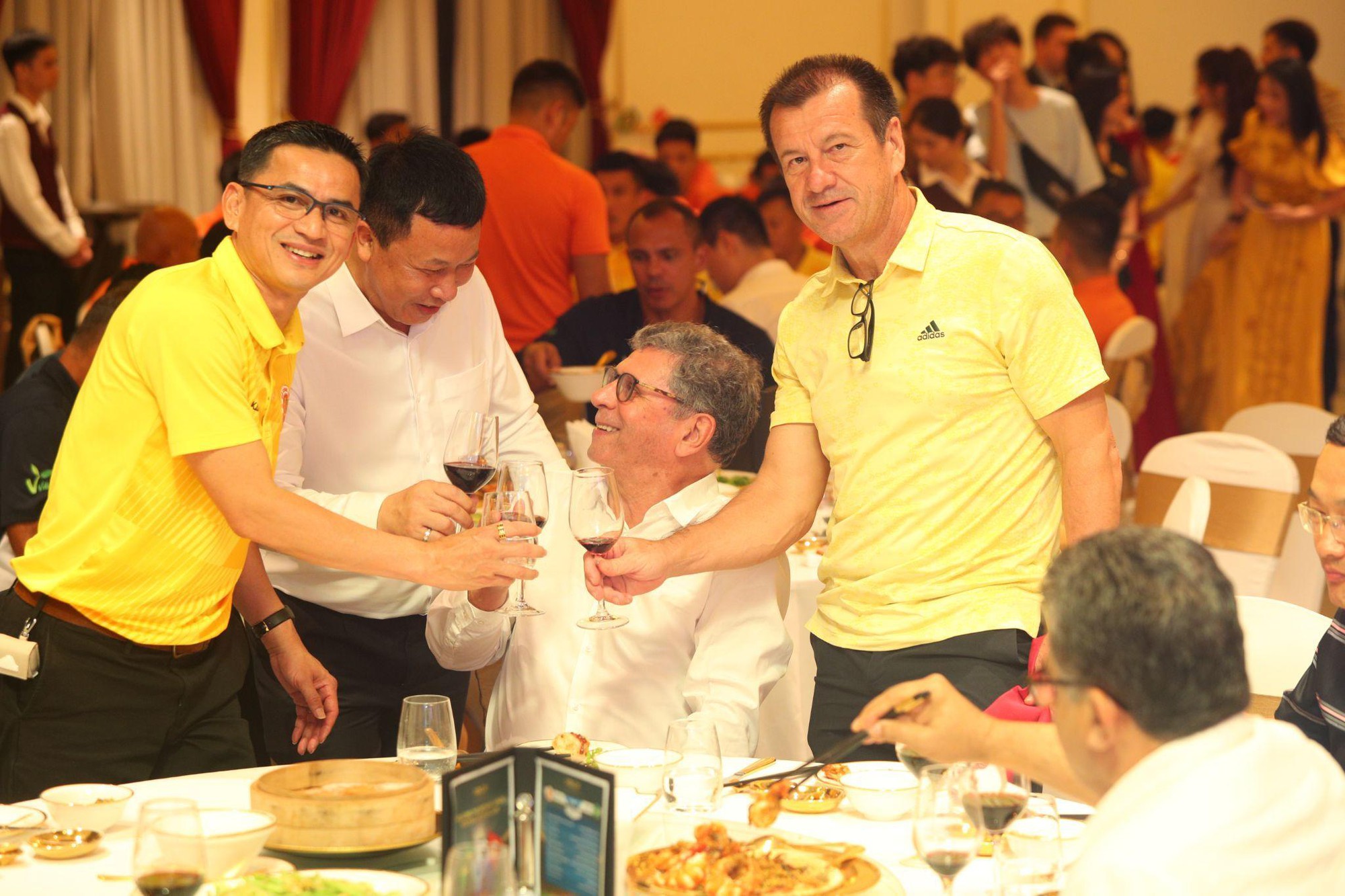 Các ngôi sao huyền thoại Brazil khám phá Hà Nội trong lễ hội bóng đá cuồng nhiệt- Ảnh 2. Các ngôi sao huyền thoại Brazil khám phá Hà Nội trong lễ hội bóng đá cuồng nhiệt- Ảnh 2.