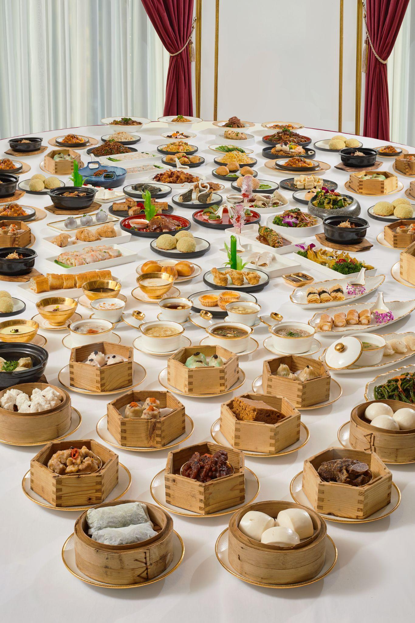 Các ngôi sao huyền thoại Brazil khám phá Hà Nội trong lễ hội bóng đá cuồng nhiệt- Ảnh 3. Các ngôi sao huyền thoại Brazil khám phá Hà Nội trong lễ hội bóng đá cuồng nhiệt- Ảnh 3.