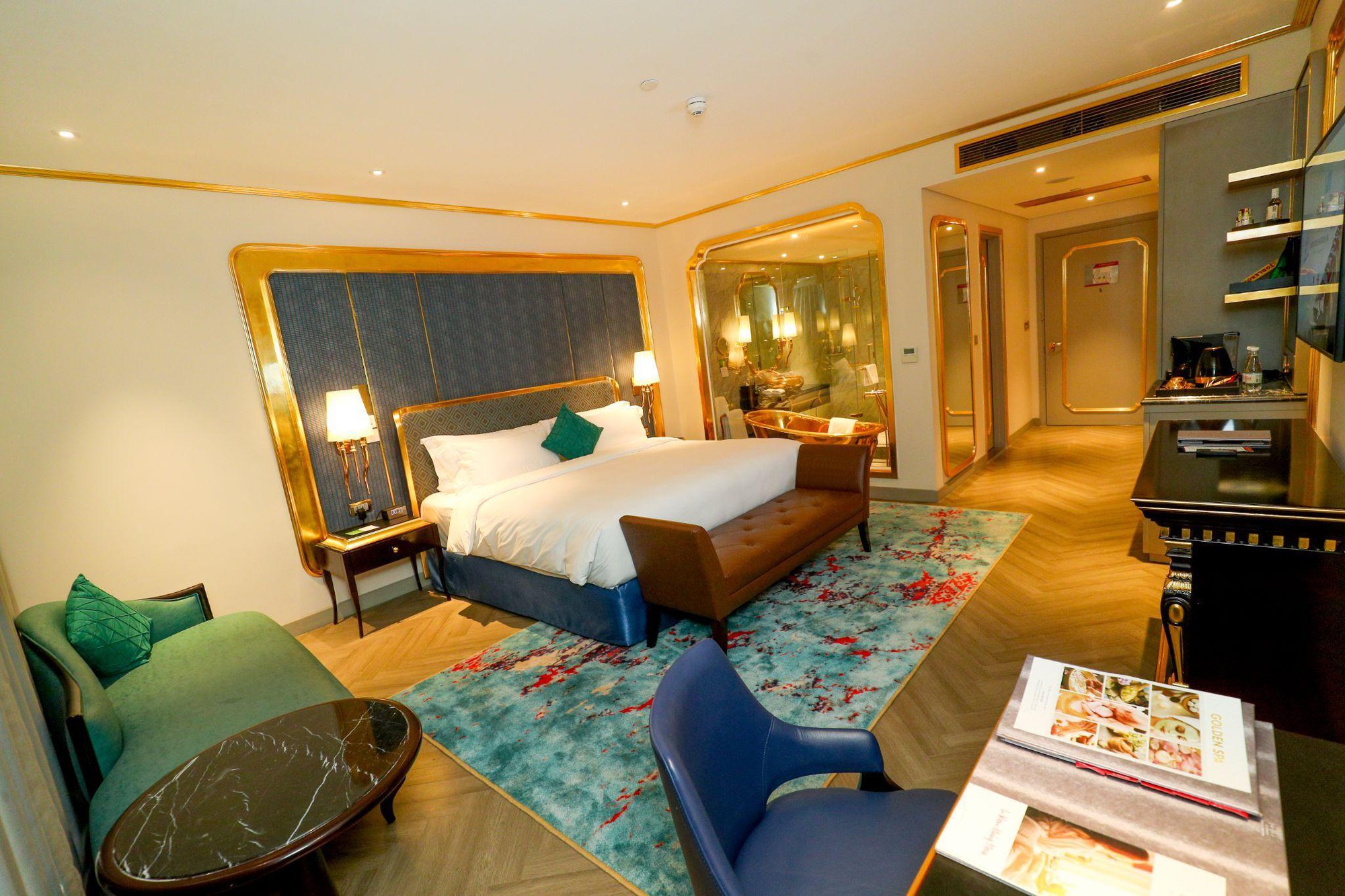 Các ngôi sao huyền thoại Brazil khám phá Hà Nội trong lễ hội bóng đá cuồng nhiệt- Ảnh 4. Các ngôi sao huyền thoại Brazil khám phá Hà Nội trong lễ hội bóng đá cuồng nhiệt- Ảnh 4.