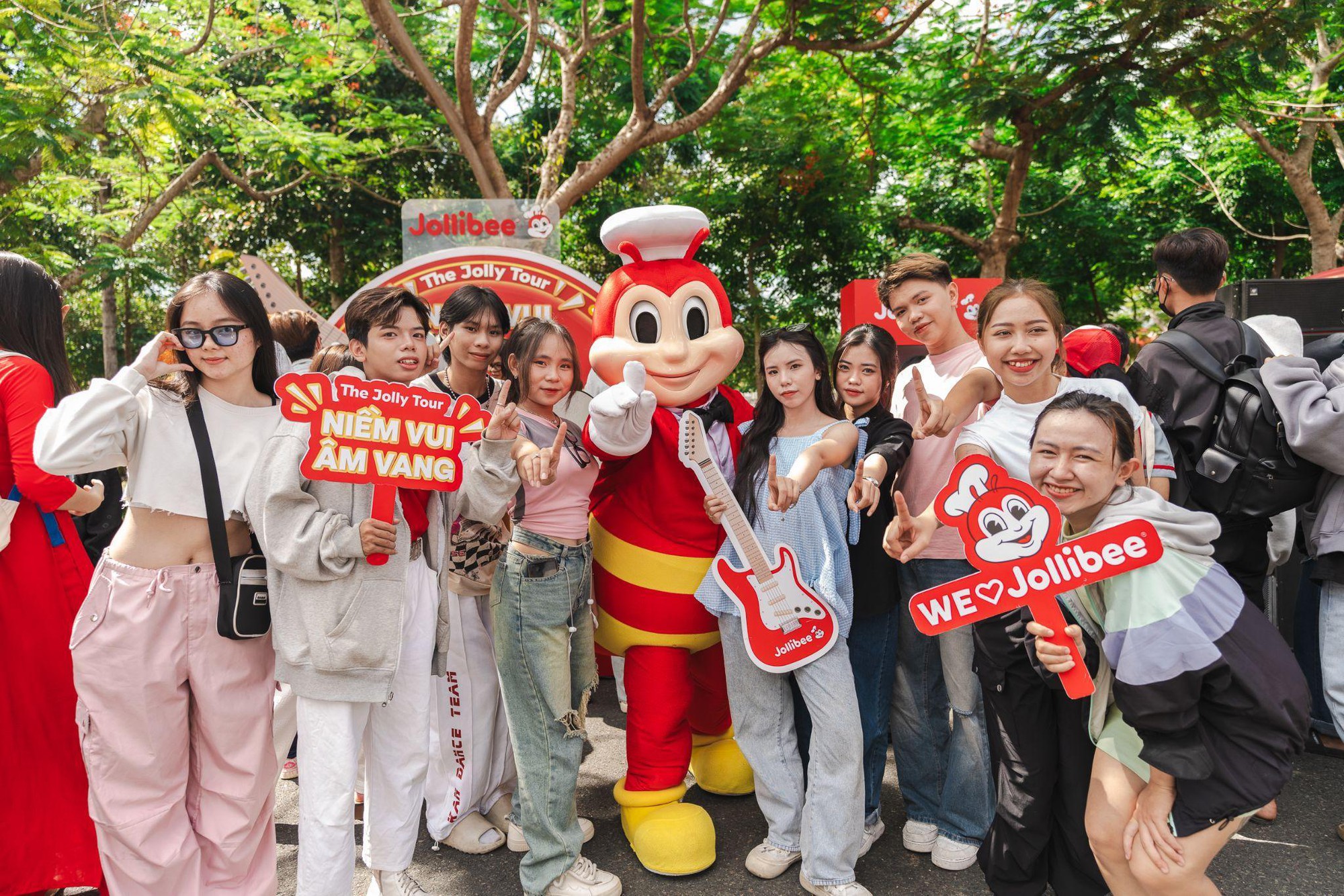 Hơn 7000 sinh viên miền Tây "quẩy" hết mình với The Jolly Tour của Jollibee- Ảnh 1.