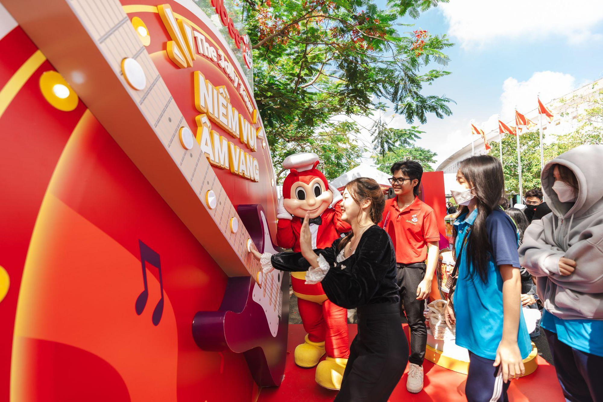 Hơn 7000 sinh viên miền Tây "quẩy" hết mình với The Jolly Tour của Jollibee- Ảnh 2.