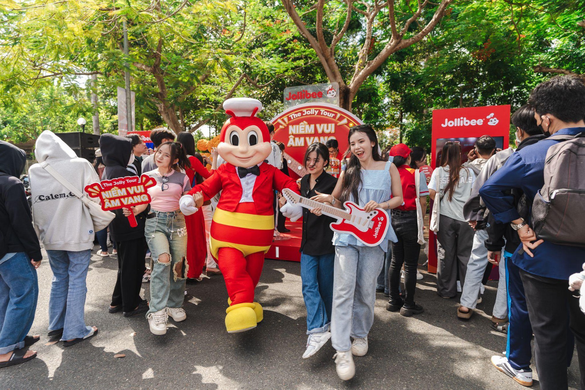 Hơn 7000 sinh viên miền Tây "quẩy" hết mình với The Jolly Tour của Jollibee- Ảnh 4.