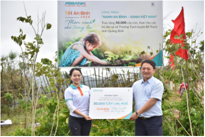 ABBank tặng 50.000 cây gỗ lớn cho người dân Quảng Bình - Ảnh 1.