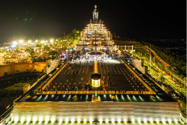 Hàng ngàn Phật tử, du khách tới núi Bà Đen, Tây Ninh tham gia lễ dâng đăng lập kỷ lục Việt Nam kính mừng ngày lễ vía Bà - Ảnh 11.
