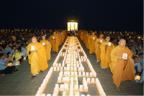 Hàng ngàn Phật tử, du khách tới núi Bà Đen, Tây Ninh tham gia lễ dâng đăng lập kỷ lục Việt Nam kính mừng ngày lễ vía Bà - Ảnh 12.