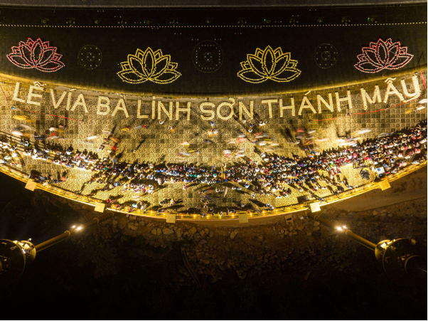 Hàng ngàn Phật tử, du khách tới núi Bà Đen, Tây Ninh tham gia lễ dâng đăng lập kỷ lục Việt Nam kính mừng ngày lễ vía Bà - Ảnh 3.