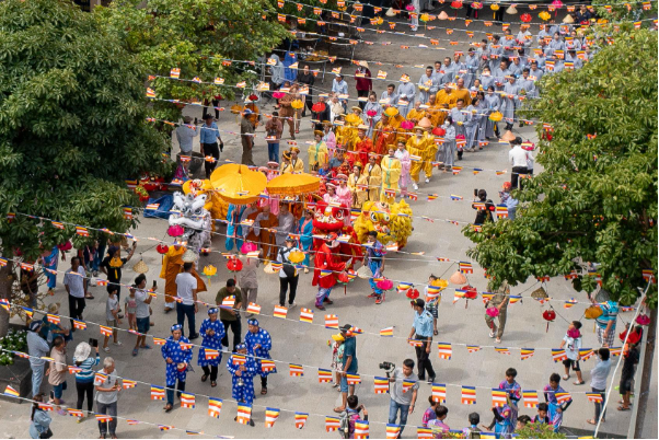 Hàng ngàn Phật tử, du khách tới núi Bà Đen, Tây Ninh tham gia lễ dâng đăng lập kỷ lục Việt Nam kính mừng ngày lễ vía Bà - Ảnh 1.