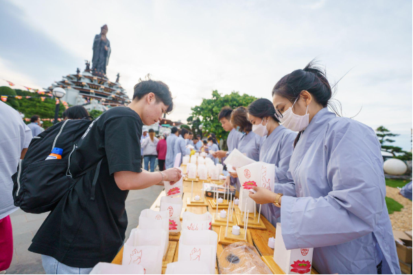 Hàng ngàn Phật tử, du khách tới núi Bà Đen, Tây Ninh tham gia lễ dâng đăng lập kỷ lục Việt Nam kính mừng ngày lễ vía Bà - Ảnh 6.