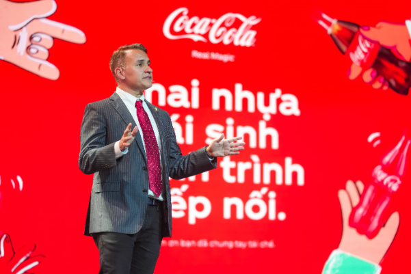 Coca-Cola kỷ niệm 30 năm và khởi động chương trình Chai nhựa tái sinh, hành trình tiếp nối - Ảnh 1.