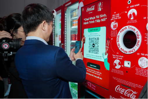 Coca-Cola kỷ niệm 30 năm và khởi động chương trình Chai nhựa tái sinh, hành trình tiếp nối - Ảnh 2.