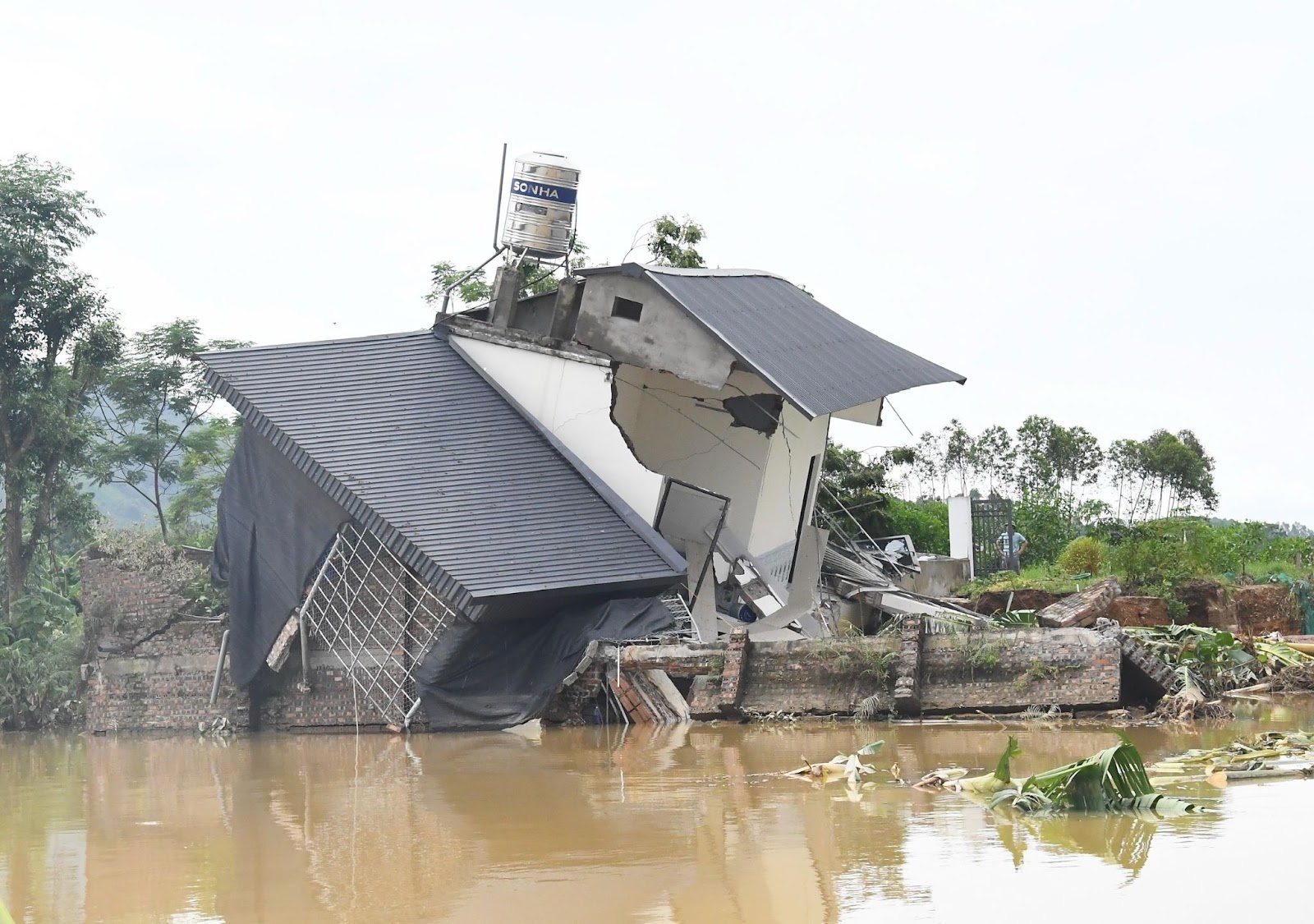 “Miền Bắc cố lên!” - Hành trình mang nước tinh khiết đến bà con vùng lũ- Ảnh 1.