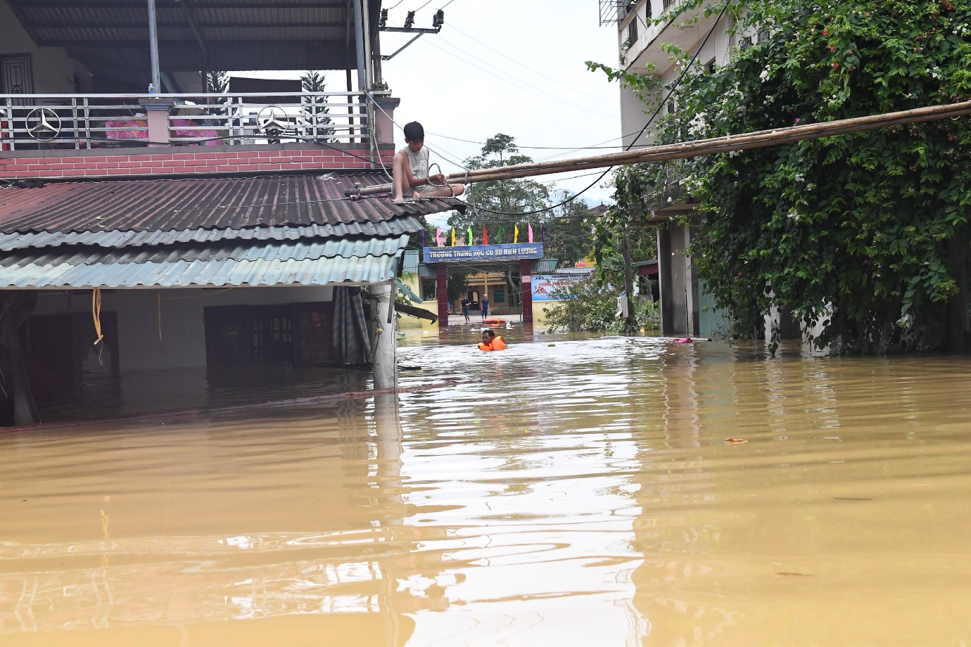 “Miền Bắc cố lên!” - Hành trình mang nước tinh khiết đến bà con vùng lũ- Ảnh 3.