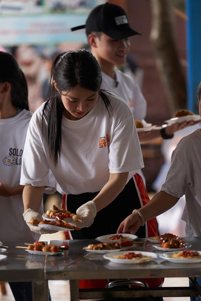 Hành trình nấu ăn cho em tràn năng lượng tích cực của Lê Bống, MisThy và dàn thí sinh Content Star - Ảnh 2.