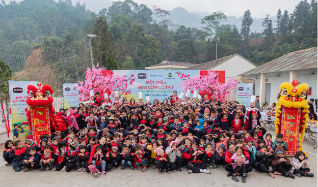 Chi Pu đi cùng CHIN-SU mang Tết tưng bừng với Một triệu bữa cơm có thịt đến học trò vùng cao - Ảnh 1.