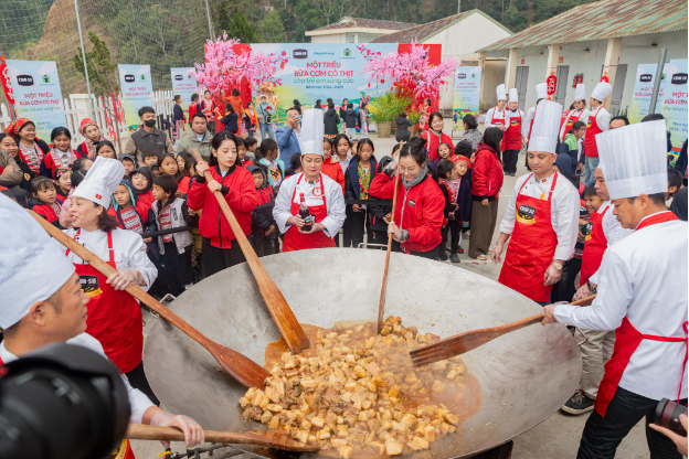 Chi Pu đi cùng CHIN-SU mang Tết tưng bừng với Một triệu bữa cơm có thịt đến học trò vùng cao - Ảnh 9.