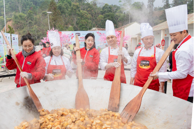 Chi Pu đi cùng CHIN-SU mang Tết tưng bừng với Một triệu bữa cơm có thịt đến học trò vùng cao - Ảnh 10.