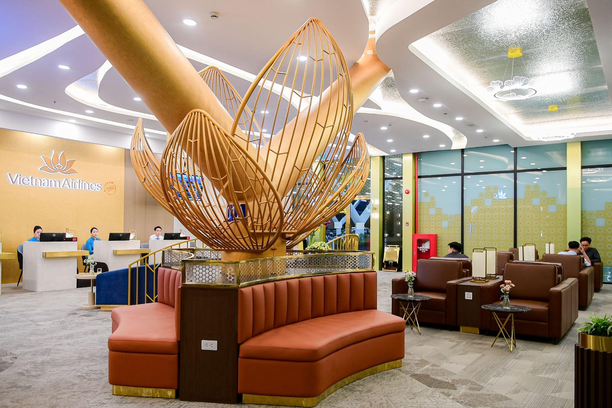Check-in Lounge của Vietnam Airlines: Khoản đầu tư cho "mỏ vàng" và cuộc chơi định vị lại đẳng cấp- Ảnh 2. Check-in Lounge của Vietnam Airlines: Khoản đầu tư cho "mỏ vàng" và cuộc chơi định vị lại đẳng cấp- Ảnh 2.
