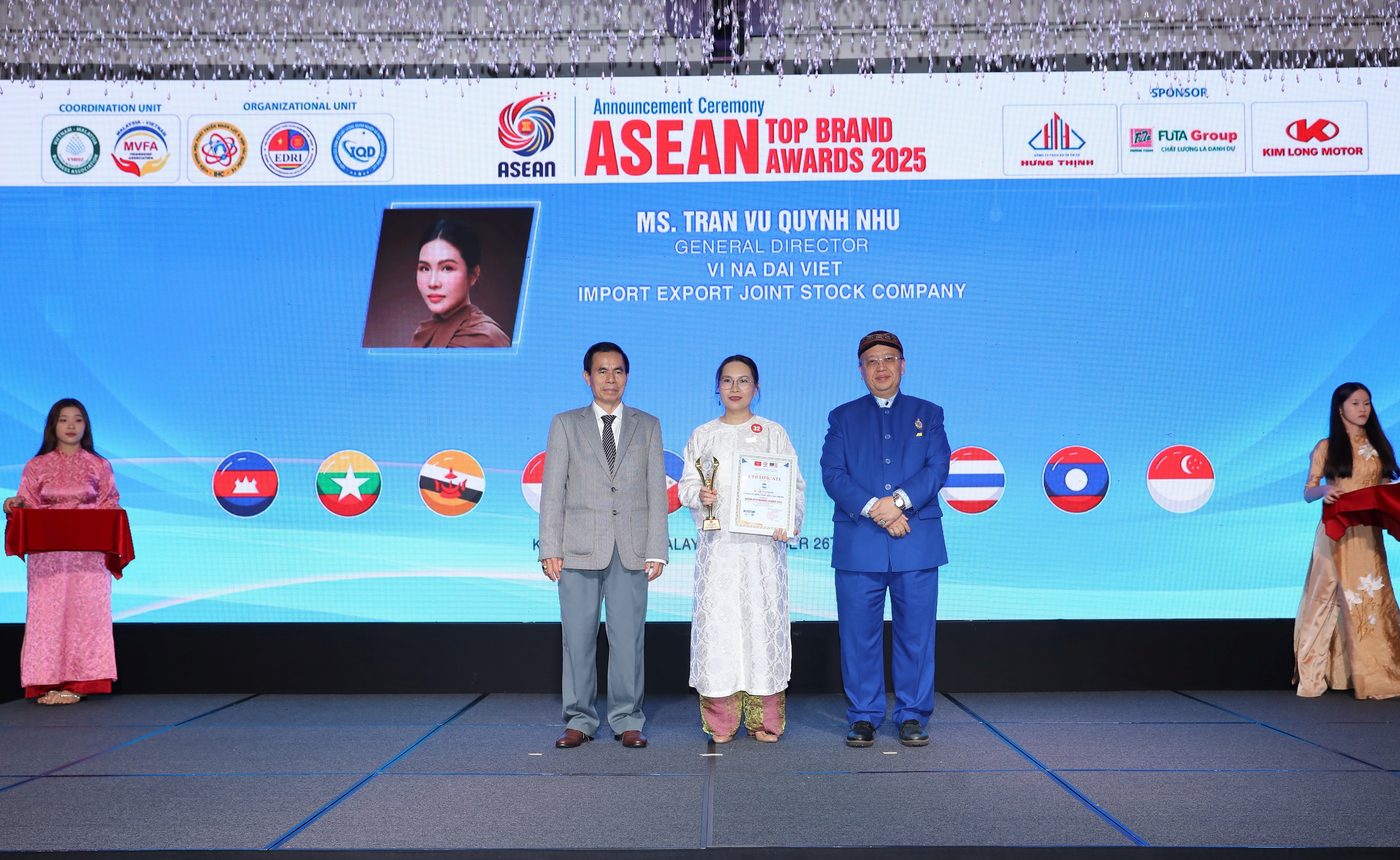Giải thưởng ASEAN - Sức nặng của triết lý 'Hạt mầm gieo từ tâm' từ VINIMEX Group- Ảnh 1. Giải thưởng ASEAN - Sức nặng của triết lý 'Hạt mầm gieo từ tâm' từ VINIMEX Group- Ảnh 1.