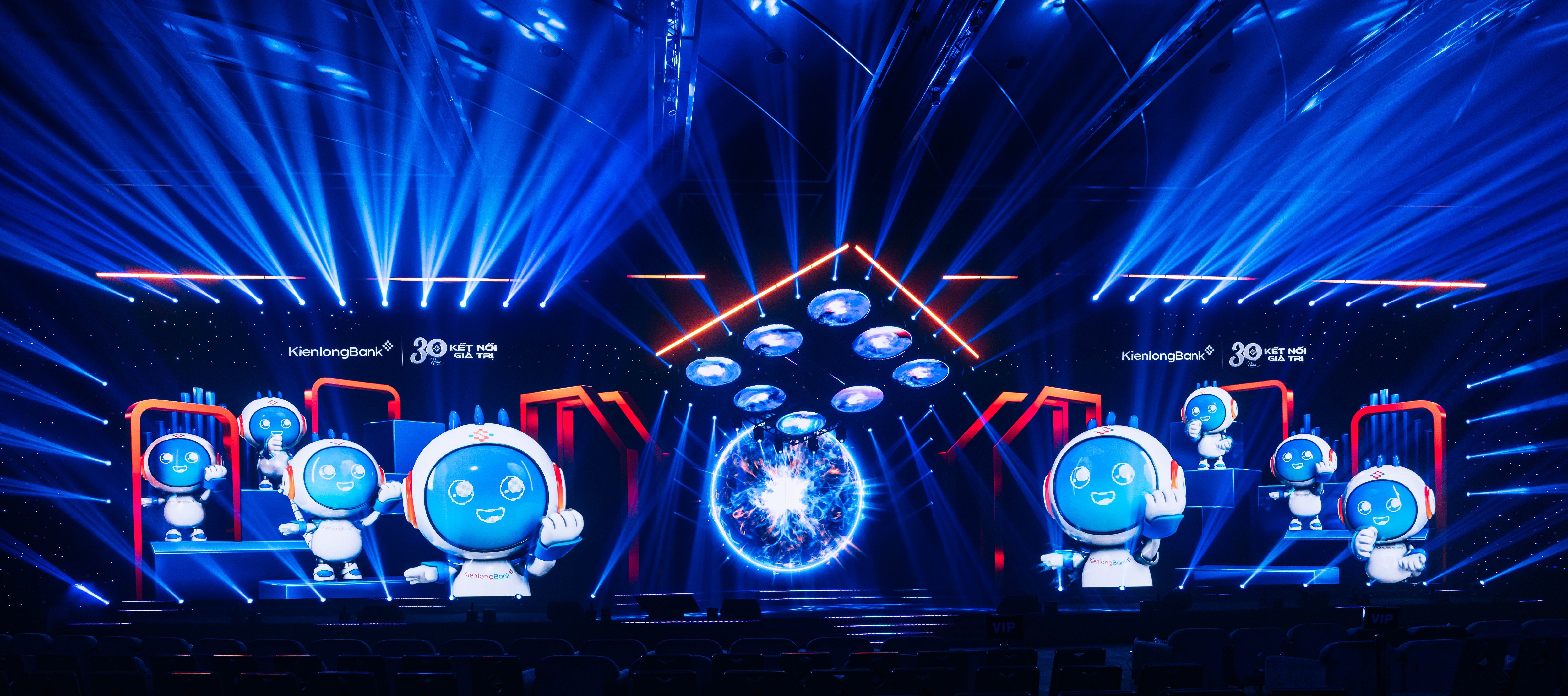 “Concert công nghệ” của KienlongBank viết tiếp hành trình 30 năm “Kết nối giá trị” - Ảnh 4. “Concert công nghệ” của KienlongBank viết tiếp hành trình 30 năm “Kết nối giá trị” - Ảnh 4.