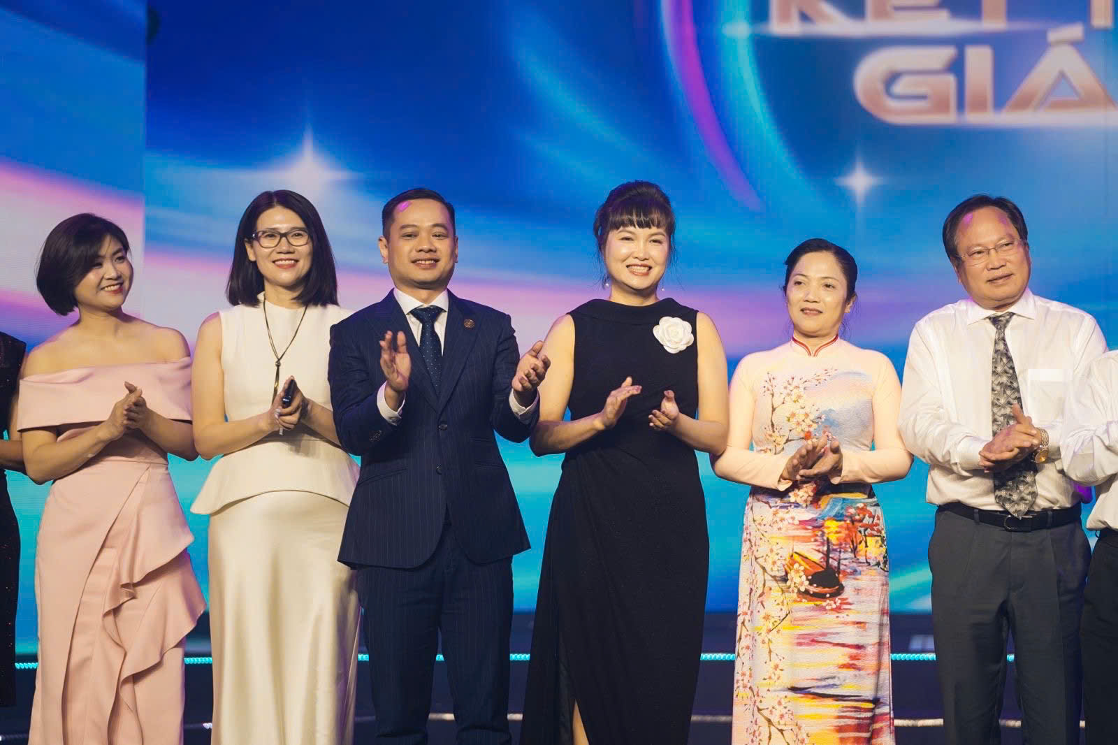 “Concert công nghệ” của KienlongBank viết tiếp hành trình 30 năm “Kết nối giá trị” - Ảnh 1. “Concert công nghệ” của KienlongBank viết tiếp hành trình 30 năm “Kết nối giá trị” - Ảnh 1.