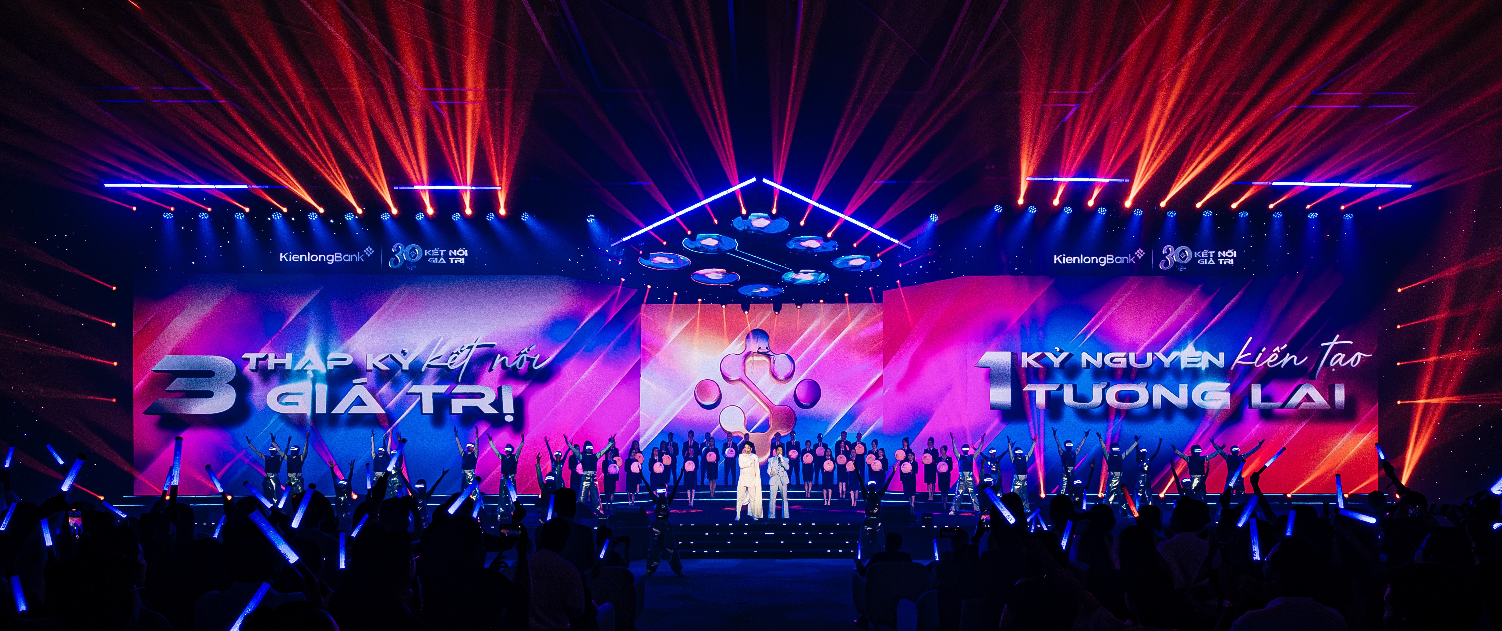 “Concert công nghệ” của KienlongBank viết tiếp hành trình 30 năm “Kết nối giá trị” - Ảnh 5. “Concert công nghệ” của KienlongBank viết tiếp hành trình 30 năm “Kết nối giá trị” - Ảnh 5.