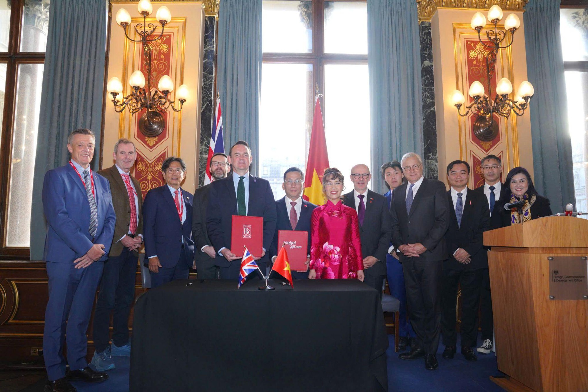 Vietjet và Rolls-Royce ký kết hợp đồng động cơ Trent 7000 trị giá 3,8 tỷ Đô la Mỹ trong chuyến thăm Vương quốc Anh của Tổng bí thư Tô Lâm - Ảnh 1. Vietjet và Rolls-Royce ký kết hợp đồng động cơ Trent 7000 trị giá 3,8 tỷ Đô la Mỹ trong chuyến thăm Vương quốc Anh của Tổng bí thư Tô Lâm - Ảnh 1.