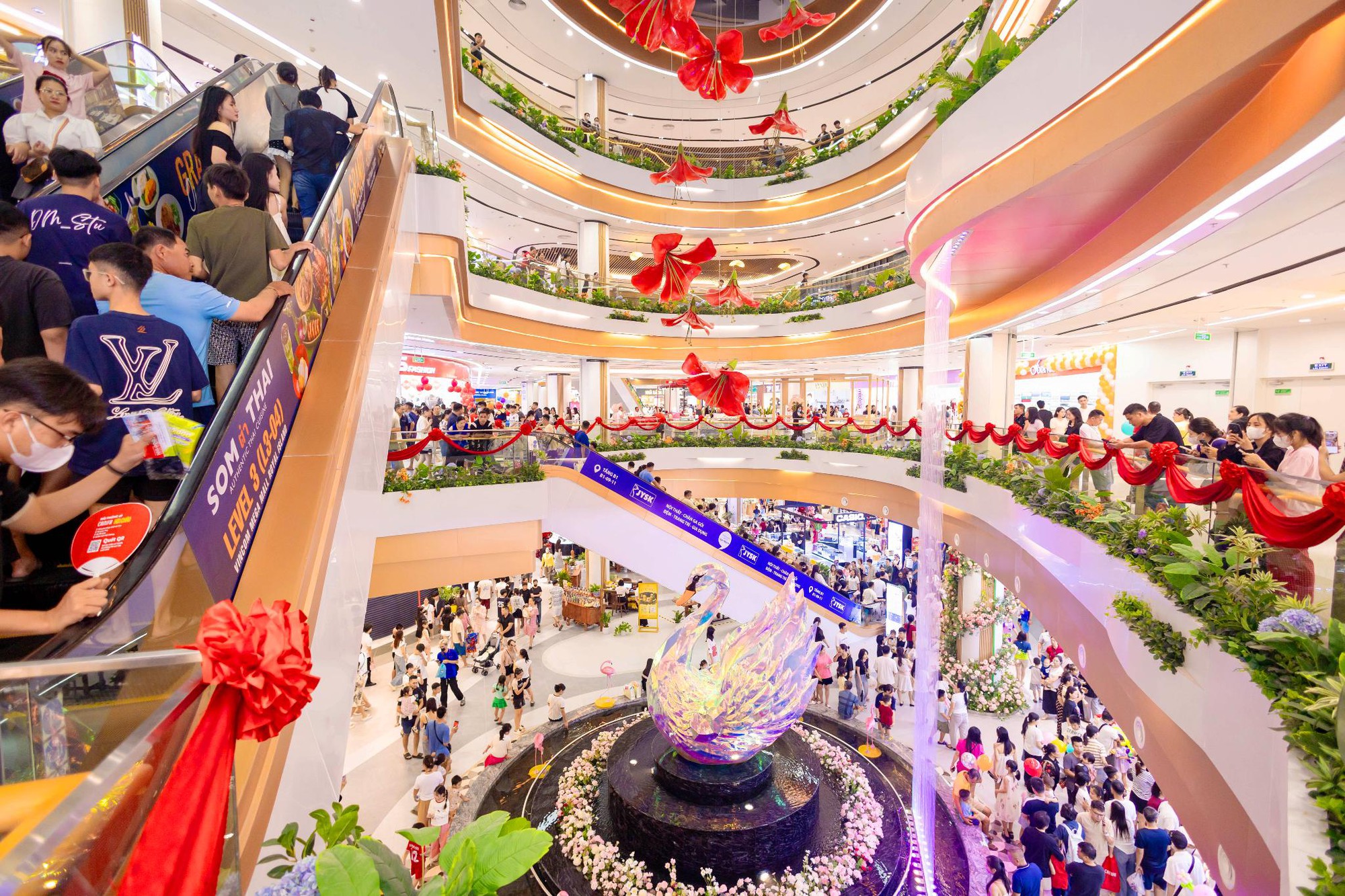 Khai trương Vincom Mega Mall Royal Island mới tại Hải Phòng - Ảnh 1.
