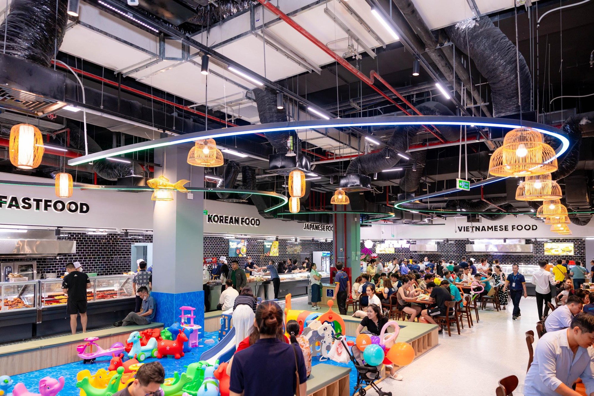 Khai trương Vincom Mega Mall Royal Island mới tại Hải Phòng - Ảnh 2.
