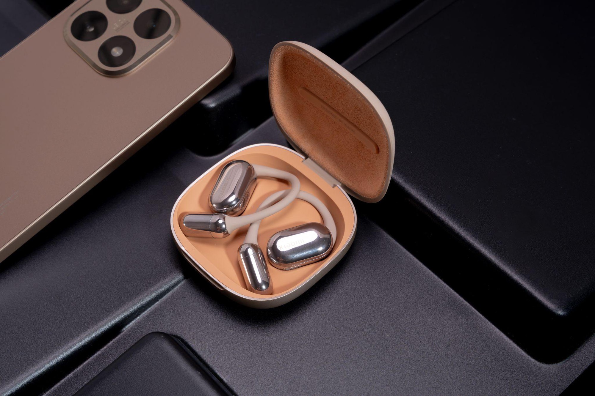 Xiaomi Gold Collection Với Xiaomi 15T Series Cùng Loạt Thiết Bị Đeo Thông Minh- Ảnh 3. Xiaomi Gold Collection Với Xiaomi 15T Series Cùng Loạt Thiết Bị Đeo Thông Minh- Ảnh 3.
