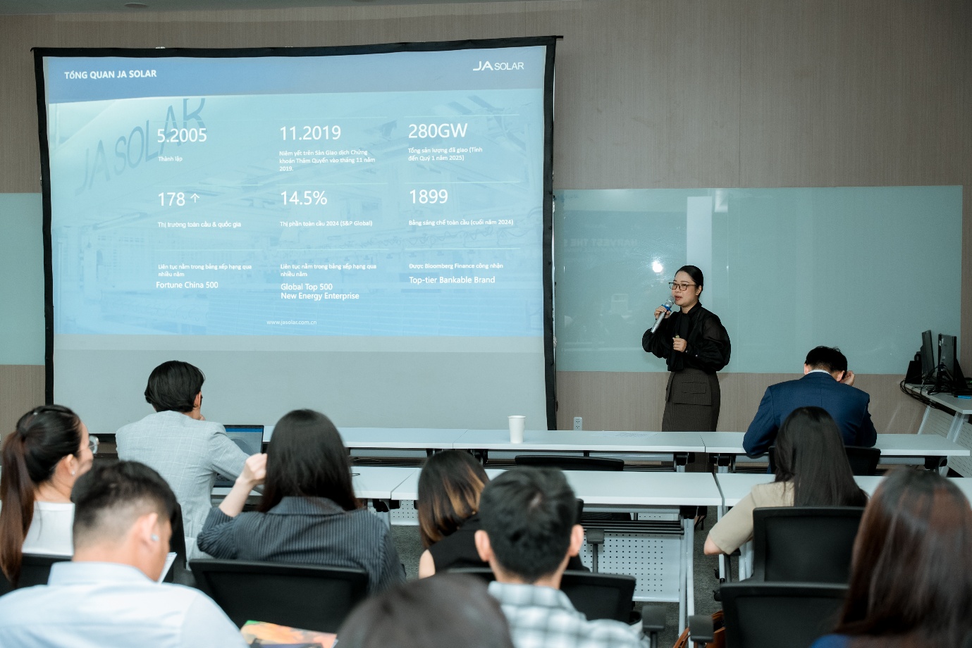 An Gia Solar - JA Solar - Huawei: Ra mắt giải pháp "Điện mặt trời 0 đồng" cho hộ gia đình- Ảnh 2. An Gia Solar - JA Solar - Huawei: Ra mắt giải pháp "Điện mặt trời 0 đồng" cho hộ gia đình- Ảnh 2.